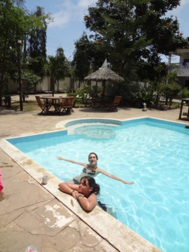 Ana und Paula im Pool