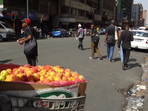 an jeder Ecke kann man frisches und leckeres Obst aus Einkaufswagen kaufen