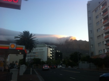 Wolken über dem Tafelberg von der Stadt aus